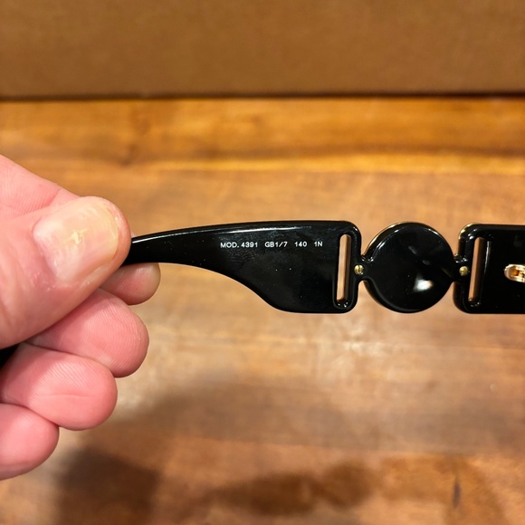 Versace Medusa Biggie Shield sunglasses black with gold Medusa NWT - Picture 9 of 15